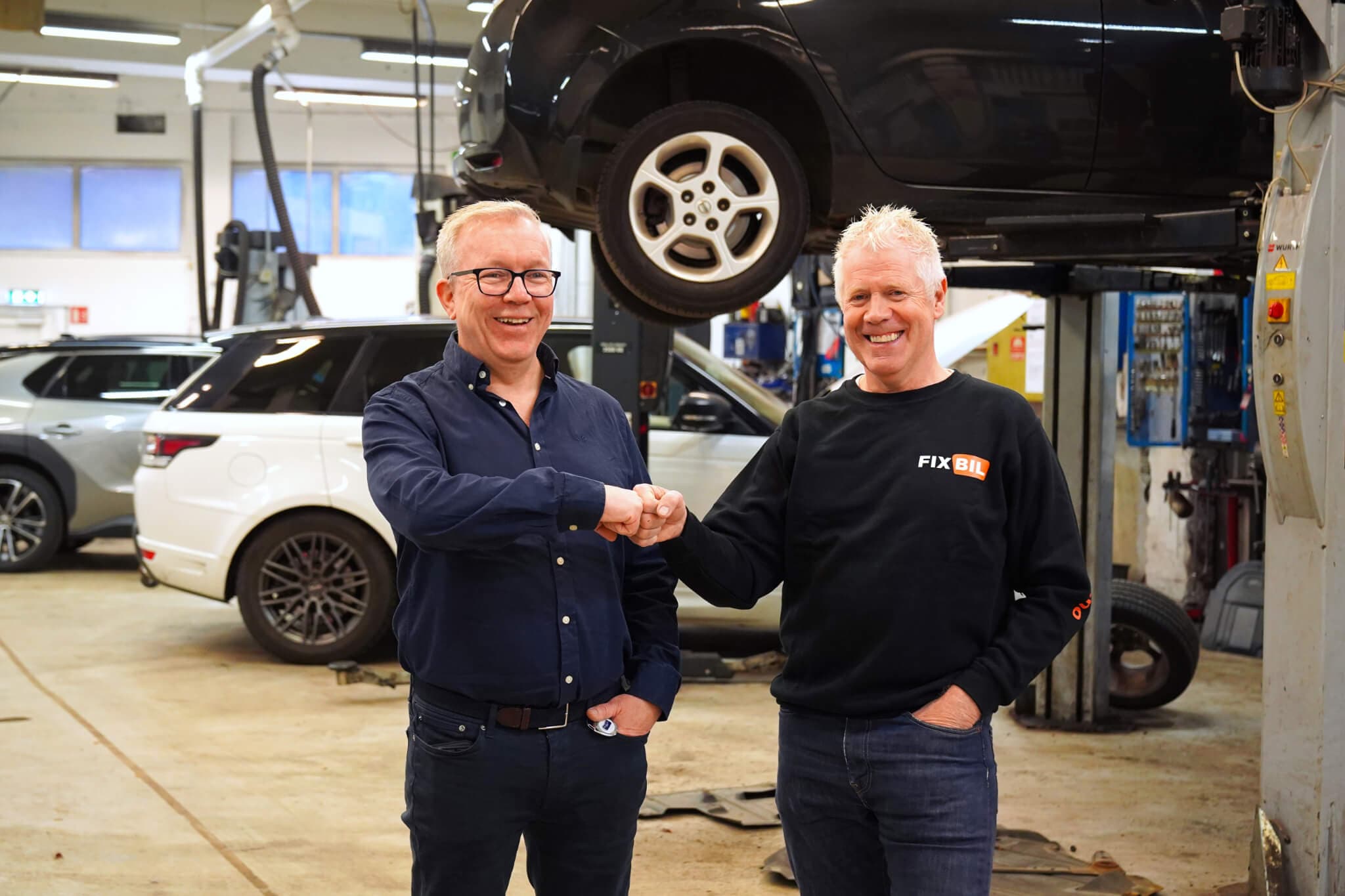 SkyttelPass-sjef Vidar Raa er fornøyd med at kundene får gode rabatter av Fixbil-sjef Bjørn Standal. Foto: SkyttelPASS