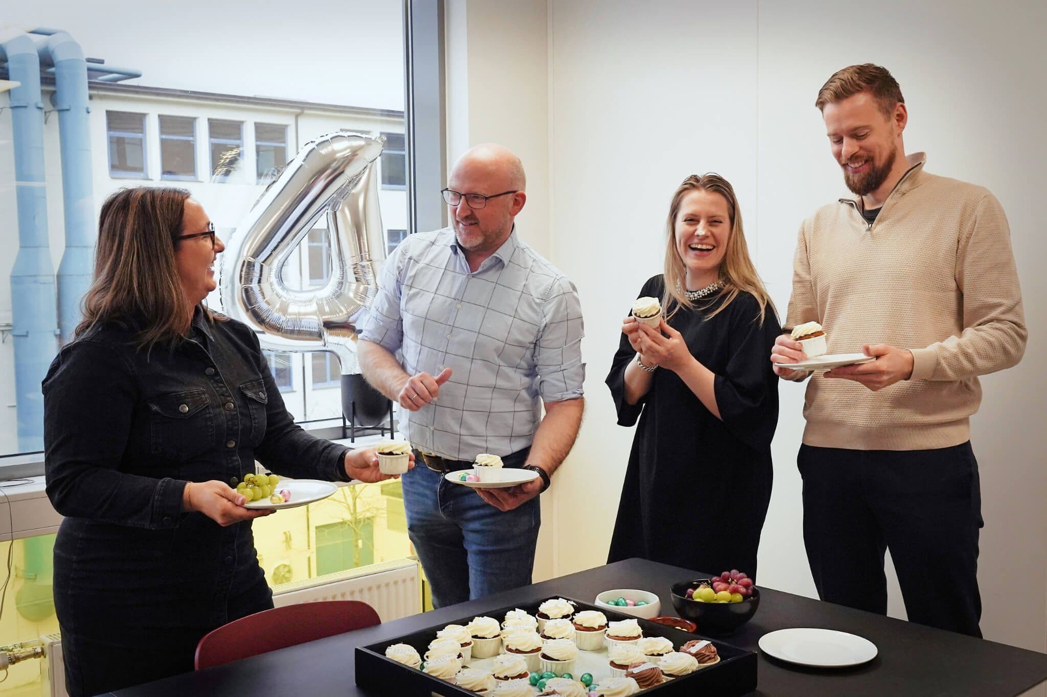 SØT FEIRING: Det ble cupcake-kalas da SkyttelPASS-brikken feiret fire år i april. Foto: SkyttelPASS 