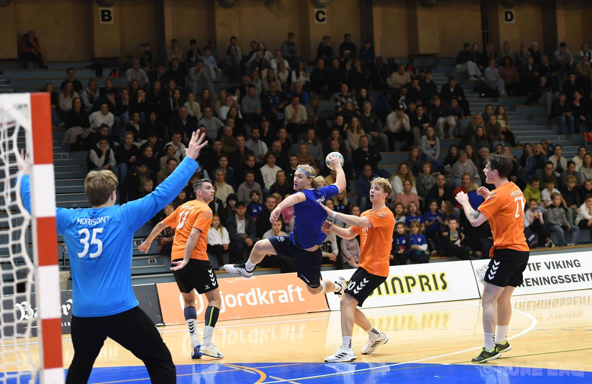 SIKTER MOT 1. DIVISJON: Lørdag braker det løs i en av sesongens viktigste kamper. Her tar Kristoffer Gjelsvik sikte i en tidligere kamp mot Åsane. Foto: Runes Håndball bilder