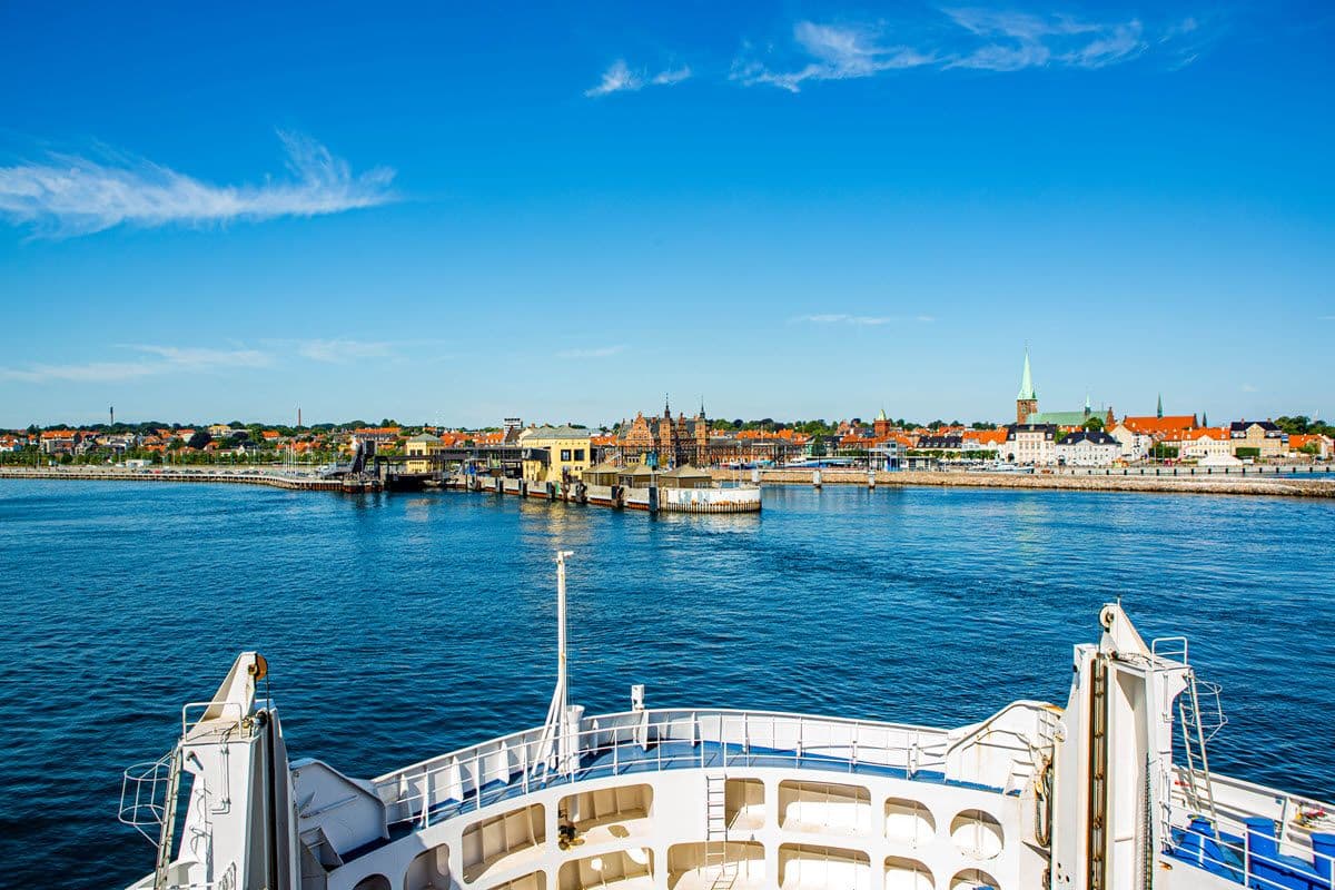 INNSEILING TIL DANMARK: Kom deg fra Helsingborg i Sverige til billedskjønne Helsingør i Danmark via ferje. Foto: Shutterstock.