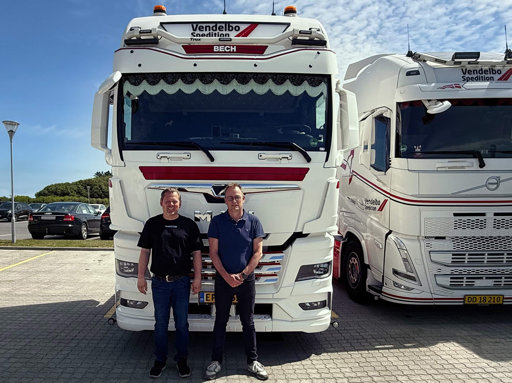 (V-h) Thomas Nielsen, driftsassistent hos Vendelbo Spedition, og Jesper Bundgaard Madsen, direktør hos Vendelbo Spedition. Foto: Vendelbo Spedition
