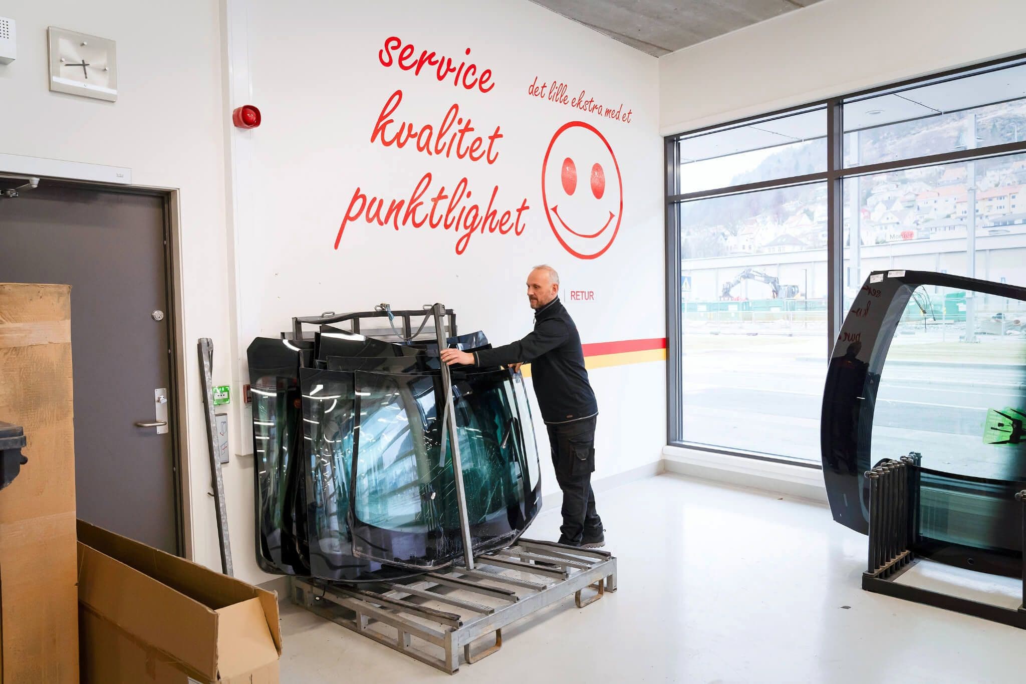 JPEG 2048 KOMPRIMERT DSC04652 cooler5 Frank Roger Gregersen hos Hurtigruta Carglass i Kanalveien i Bergen Foto Britt Embry SkyttelPASS.jpg