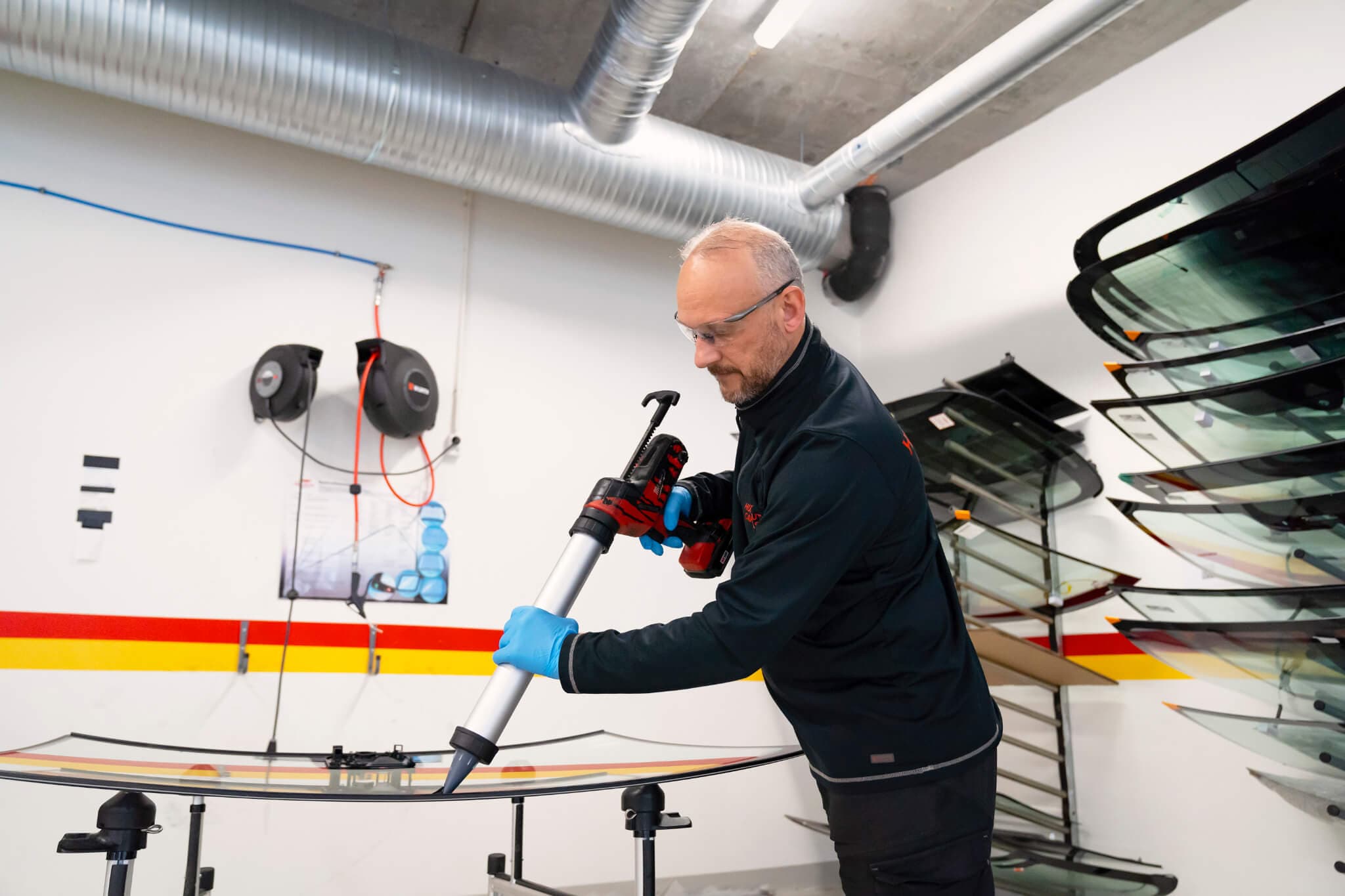 JPEG 2048 KOMPRIMERT DSC04667 Frank Roger Gregersen hos Hurtigruta Carglass i Kanalveien i Bergen Foto Britt Embry SkyttelPASS.jpg